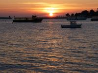 Sonnenuntergang und dümpelnde Boote